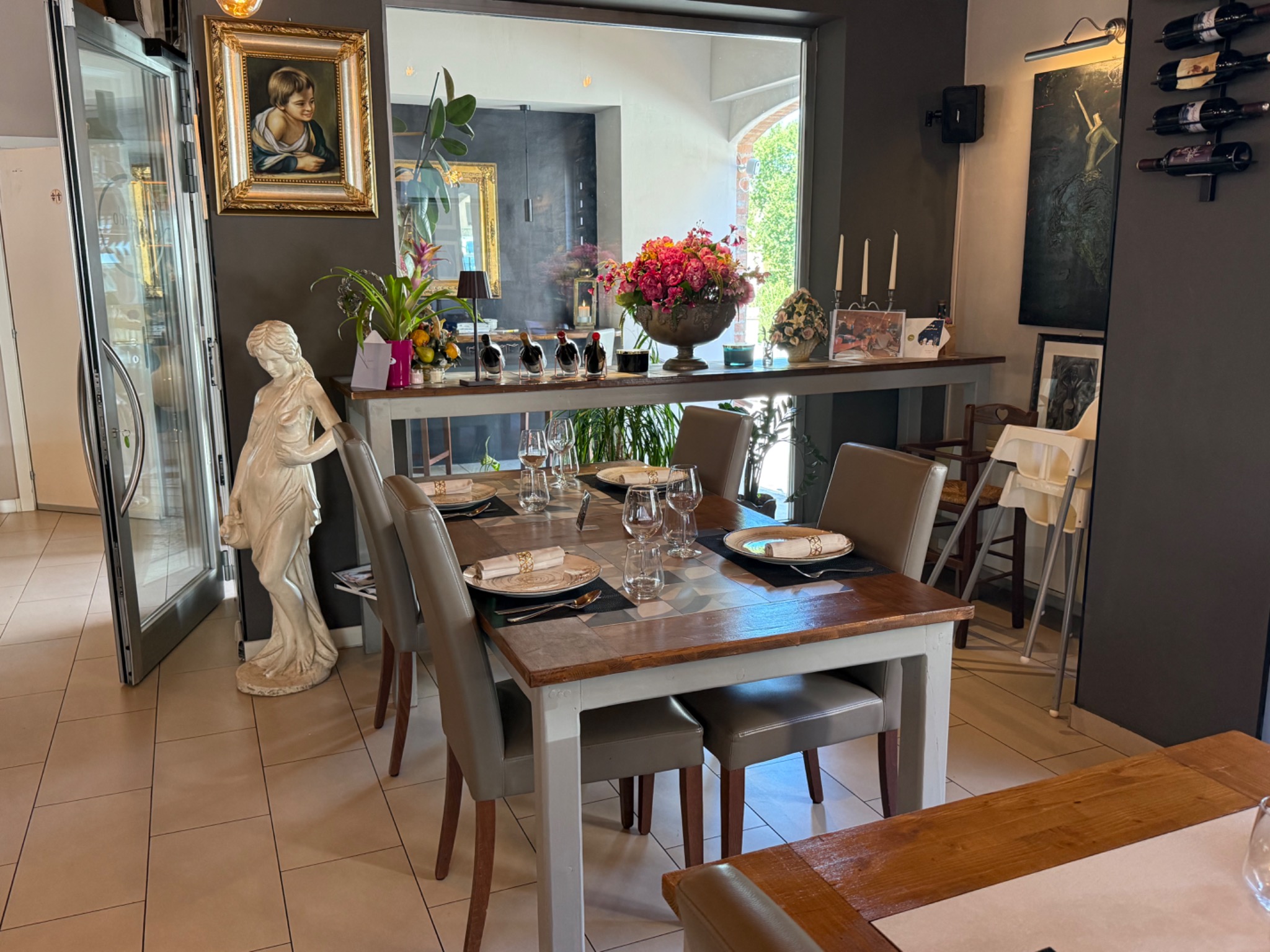 Sala e tavoli apparecchiati del ristorante Cibariando a Jesi